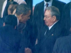Obama stringe la mano a Raul Castro (ph. da Twitter)