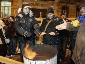 Manifestanti nella notte a Kiev (ph. Reuters/Stringer)