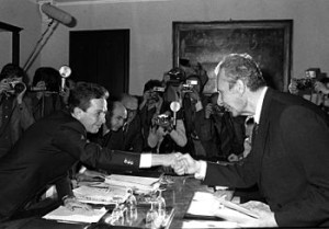 La stretta di mano tra Enrico Berlinguer e Aldo Moro suggella il compromesso storico tra Dc e Pci