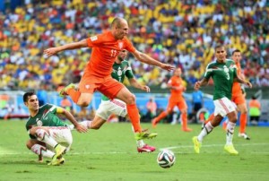 Arjen Robben vola con la sua Olanda ai quarti
