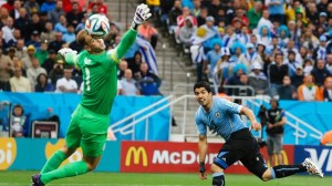 Luis Suarez in gol contro gli inglesi