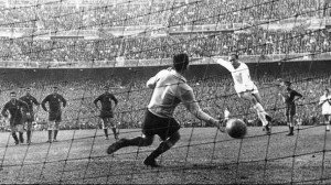 In gol contro la Fiorentina nella finale di Coppa dei Campioni 1956/57 vinta dal Real 2-0