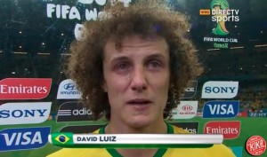 David Luiz, mortificato, non trattiene le lacrime