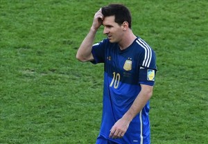 Lionel Messi sembra non capacitarsi della sua prestazione