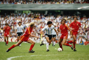 Diego Maradona semina il panica tra la difesa belga nella semifinale di Mexico '86 