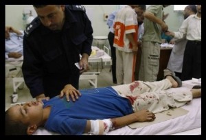 Un bambino ferito nei bombardamenti di Khan Yunis