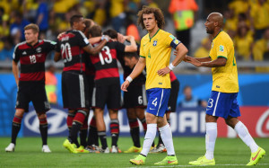 David Luiz e Maicon sconsolati. Alle loro spalle la festa tedesca