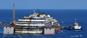 La Costa Concordia tornata a galleggiare