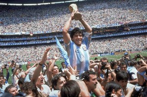 Diego Armando Maradona alza al cielo del Messico la Coppa del Mondo del 1986