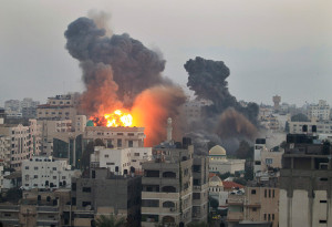 Gaza City sotto i bombardamenti dell'aviazione israeliana