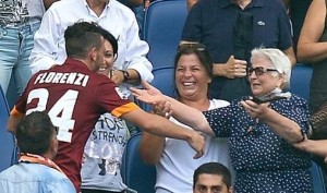 Florenzi tra le braccia di nonna Aurora dopo il gol del 2-0
