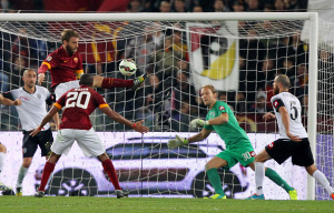 L'acrobazia di De Rossi chiude la contesa