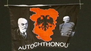 La bandiera che inneggia al Kosovo autoctono