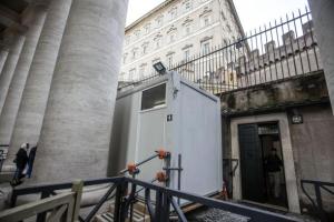 Papa: docce per i clochard sotto il colonnato di San Pietro