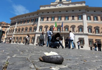 Napoli, non si risolve il caos rifiuti