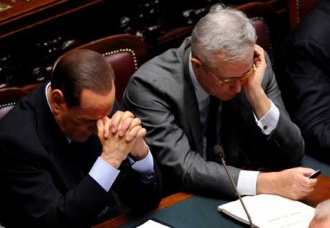 Berlusconi: «Non lascio». Il Pd: «Governo d'emergenza» 