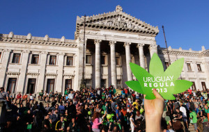 Manifestazioni per la legalizzazione davanti al Parlamento di Montevideo 
