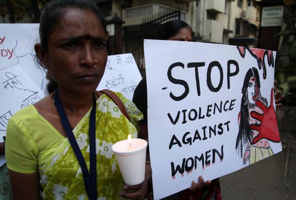 India. In 10 la violentano in pubblico per punizione