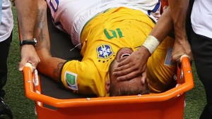 Neymar esce in barella e in lacrime: frattura vertebrale e Mondiale finito