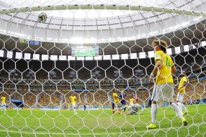 La rete brasiliana si gonfia altre tre volte: qui il 2-0 di Blind