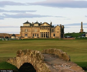 Un'incantevole scorcio del Royal & Ancient Golf Club di St. Andrews con il caretteristico ponticello