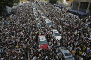 I manifestanti invadono le strade di Hong Kong