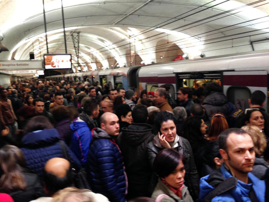 Sciopero atac, i passeggeri occupano la metro A