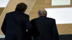 Platini sembra accompagnare Blatter ...all'uscita di scena