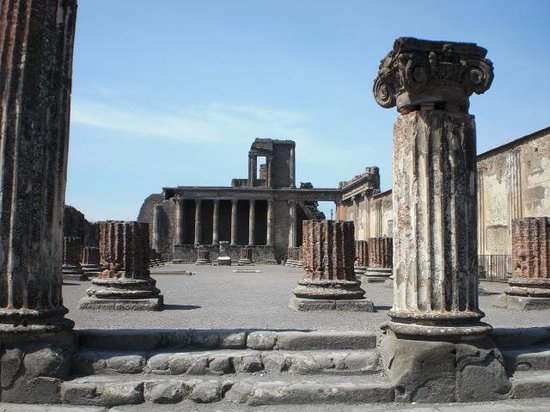 Pompei, dopo l'assemblea riapre la Basilica