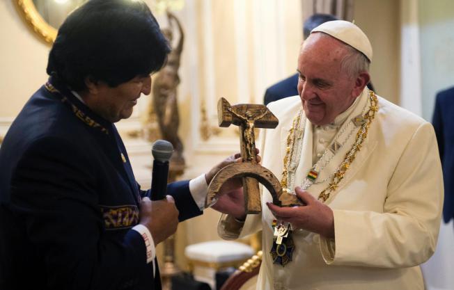 Bolivia, papa Francesco e quella strana croce