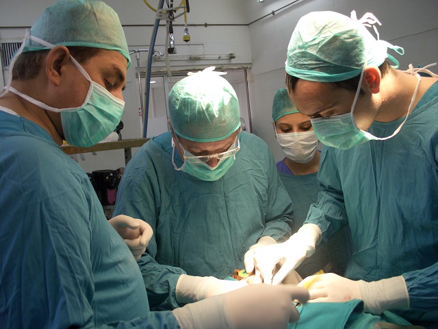 I tagli alla sanità non tagliano in sala operatoria