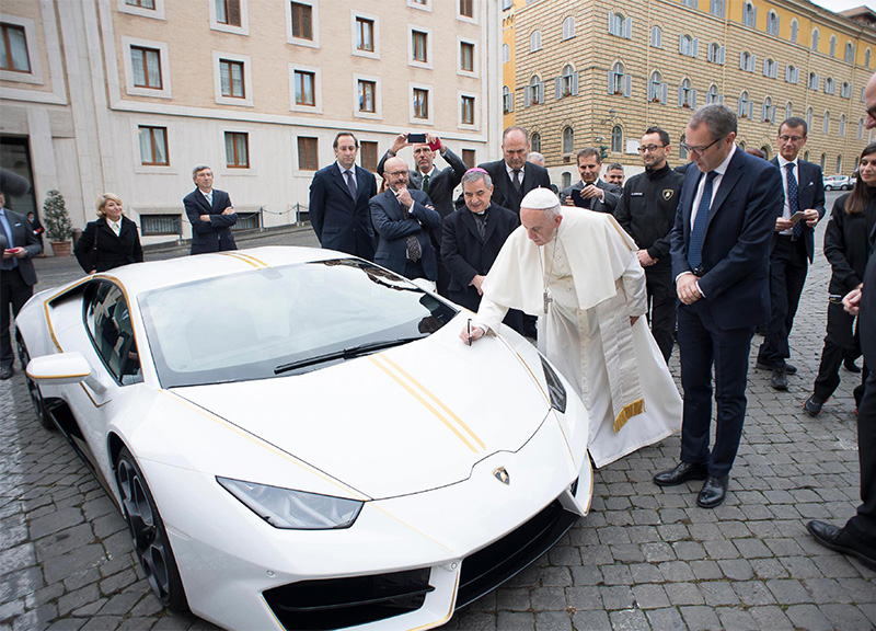 Papa: Lamborghini per Ninive e donne vittime della tratta