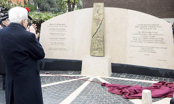Scritta BR su nuovo monumento in via Fani, a Roma