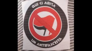 pavia__adesivi_su_citofoni_e_porte_di_casa___qui_vive_un_antifascista_