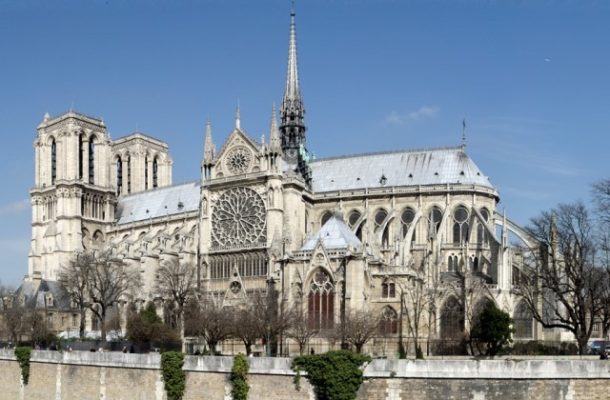 Parigi, preghiere per il cuore della cristianità in fumo