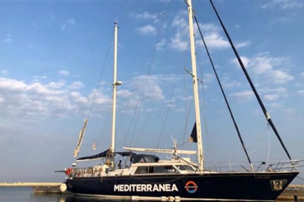 ong mediterra davanti a Lampedusa