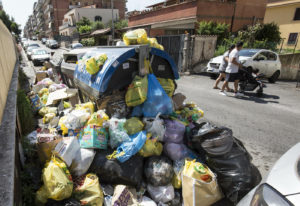 Continua l'emergenza rifiuti a Roma