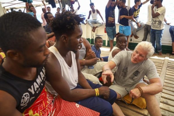 Migranti: Richard Gere a Lampedusa a sostegno Open Arms