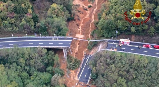 L'Italia crolla: in Piemonte giù viadotto A6. Voragine su A21