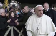 Lo schiaffo: Papa Francesco perde la pazienza